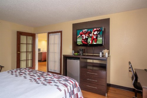 Red Roof Inn & Suites Indianapolis Airport - image 38