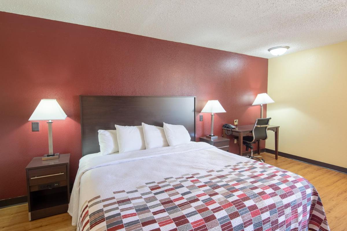 Red Roof Inn & Suites Indianapolis Airport - image 4