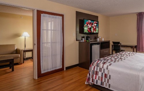 Red Roof Inn & Suites Indianapolis Airport - image 41