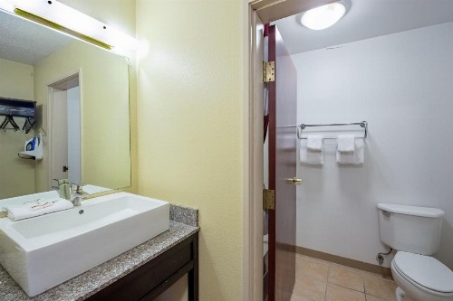 Red Roof Inn & Suites Indianapolis Airport - image 42