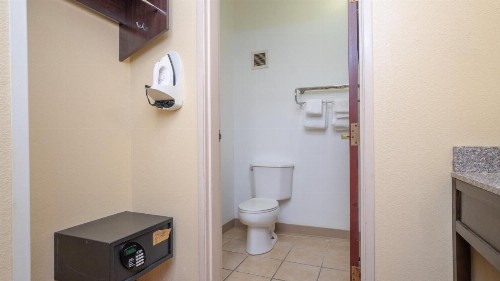 Red Roof Inn & Suites Indianapolis Airport - image 45