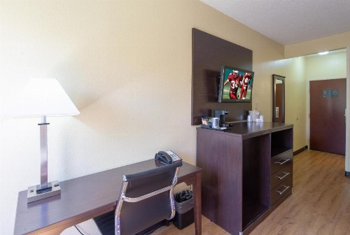 Red Roof Inn & Suites Indianapolis Airport - image 47