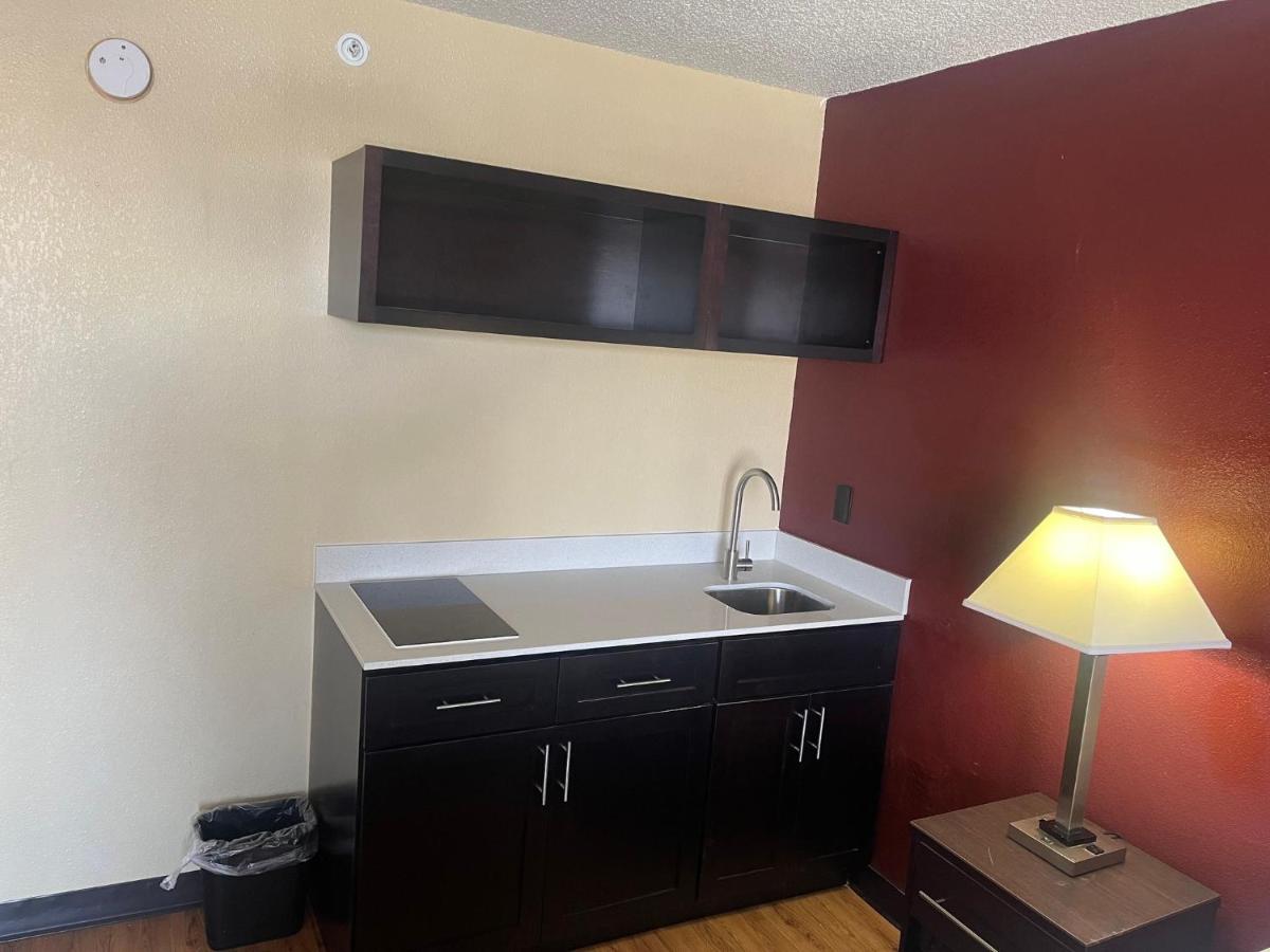 Red Roof Inn & Suites Indianapolis Airport - image 5