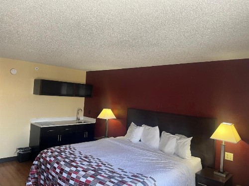 Red Roof Inn & Suites Indianapolis Airport - image 8