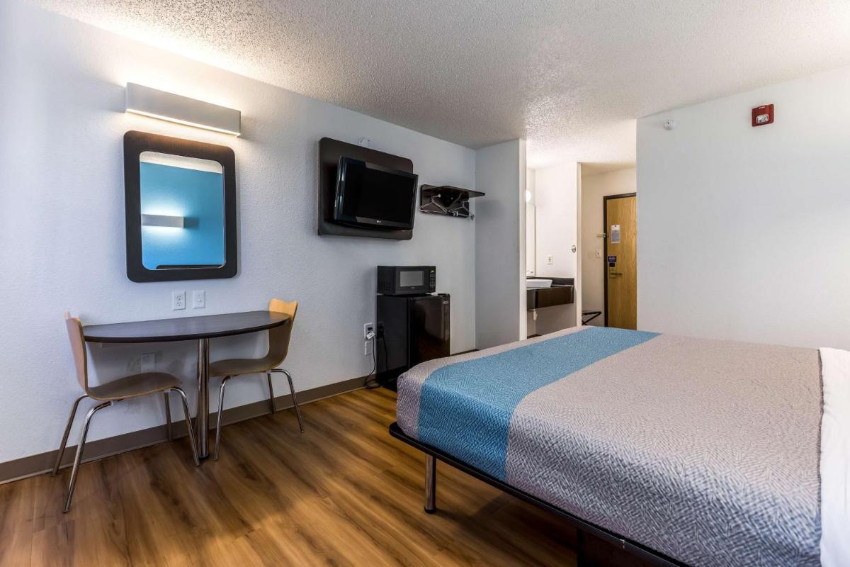 Motel 6-Indianapolis IN - Southport - image 2