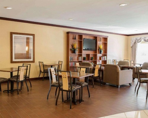 Comfort Suites Southport - image 40