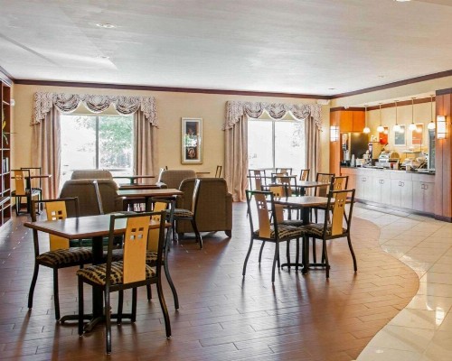 Comfort Suites Southport - image 41