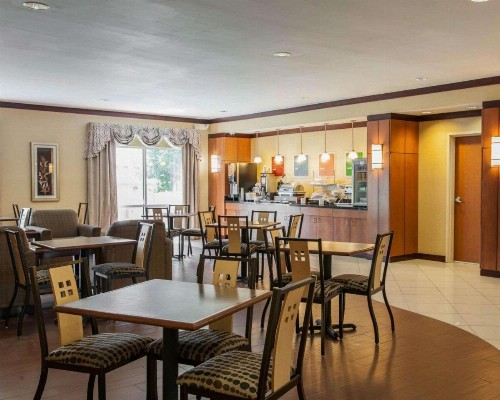 Comfort Suites Southport - image 42