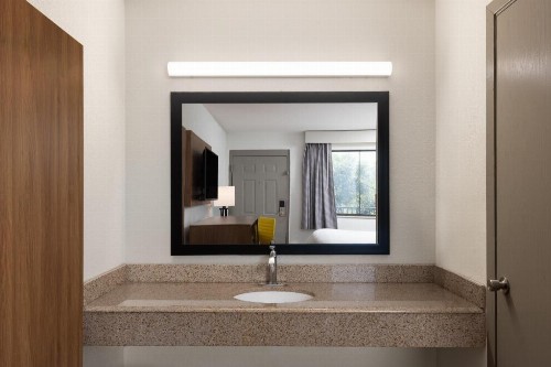 OYO Hotel Indianapolis International Airport - image 18