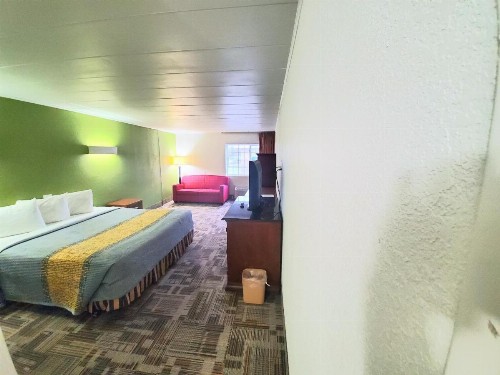 Royal Inn Hotel - image 29