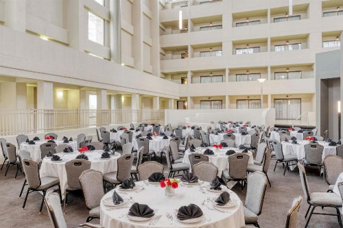 Crowne Plaza Hotel Indianapolis Airport an IHG Hotel - image 2