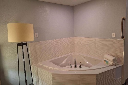 Ramada by Wyndham Indianapolis Speedway - image 22