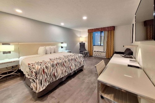 Ramada by Wyndham Indianapolis Speedway - image 25