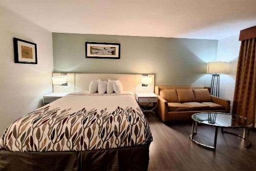 Ramada by Wyndham Indianapolis Speedway - image 38