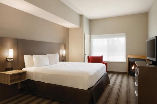 Country Inn & Suites by Radisson Indianapolis Airport South IN - image 3