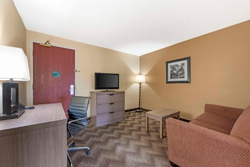 Best Western Airport Suites - image 14