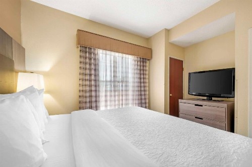 Best Western Airport Suites - image 17