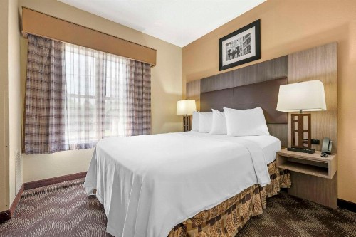 Best Western Airport Suites - image 18