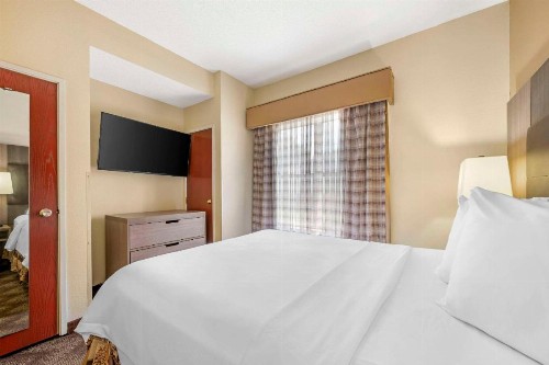 Best Western Airport Suites - image 20