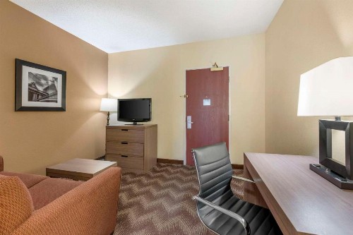 Best Western Airport Suites - image 21