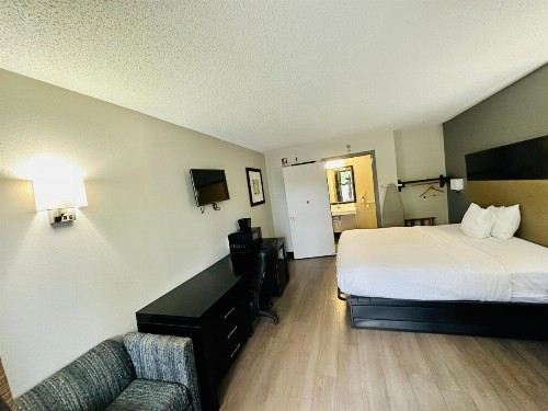 Quality Inn Northwest - image 12