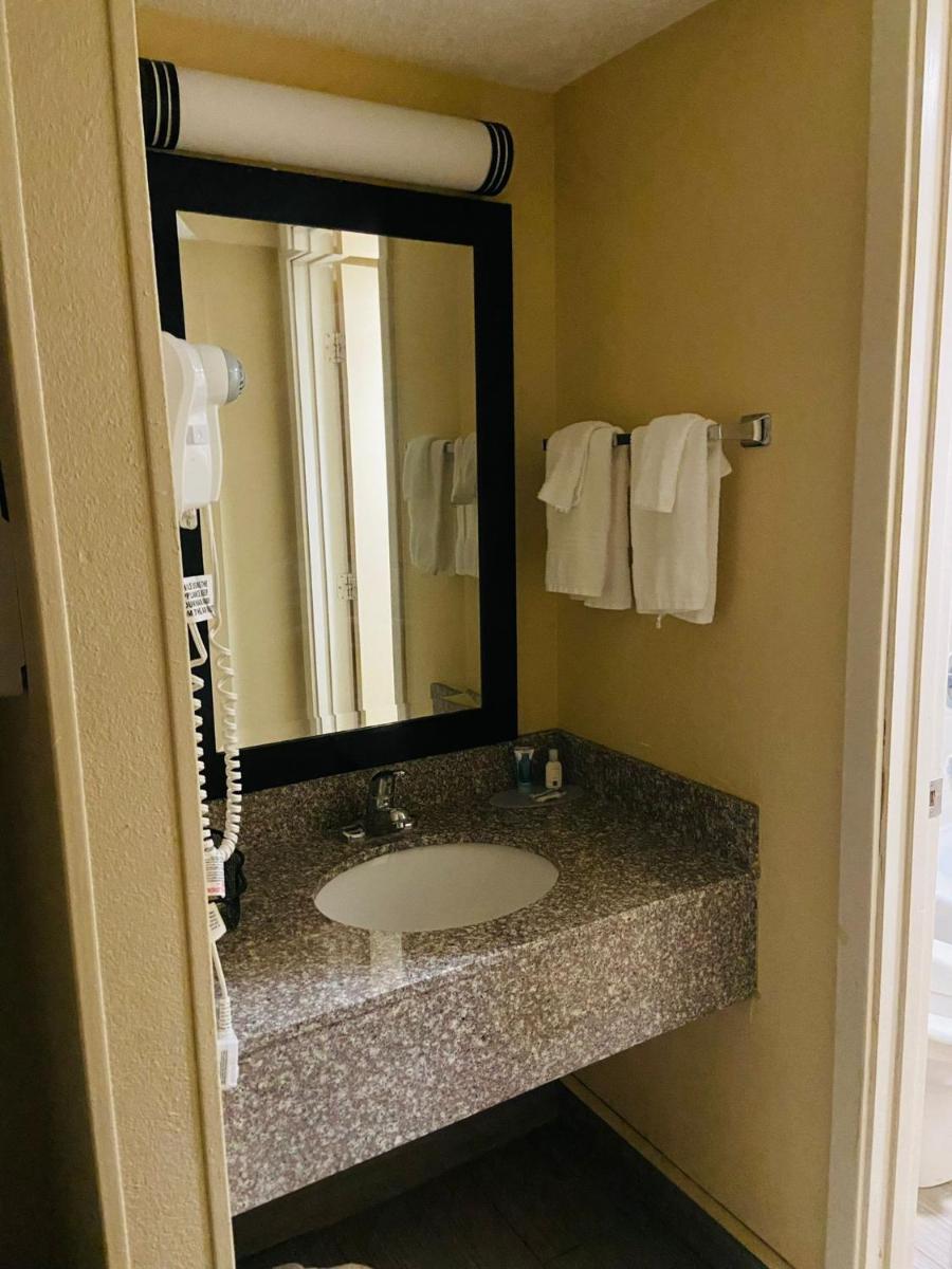 Quality Inn Northwest - image 5