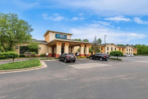 Clarion Inn & Suites Northwest - image 1