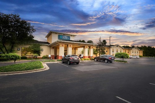 Clarion Inn & Suites Northwest - image 11