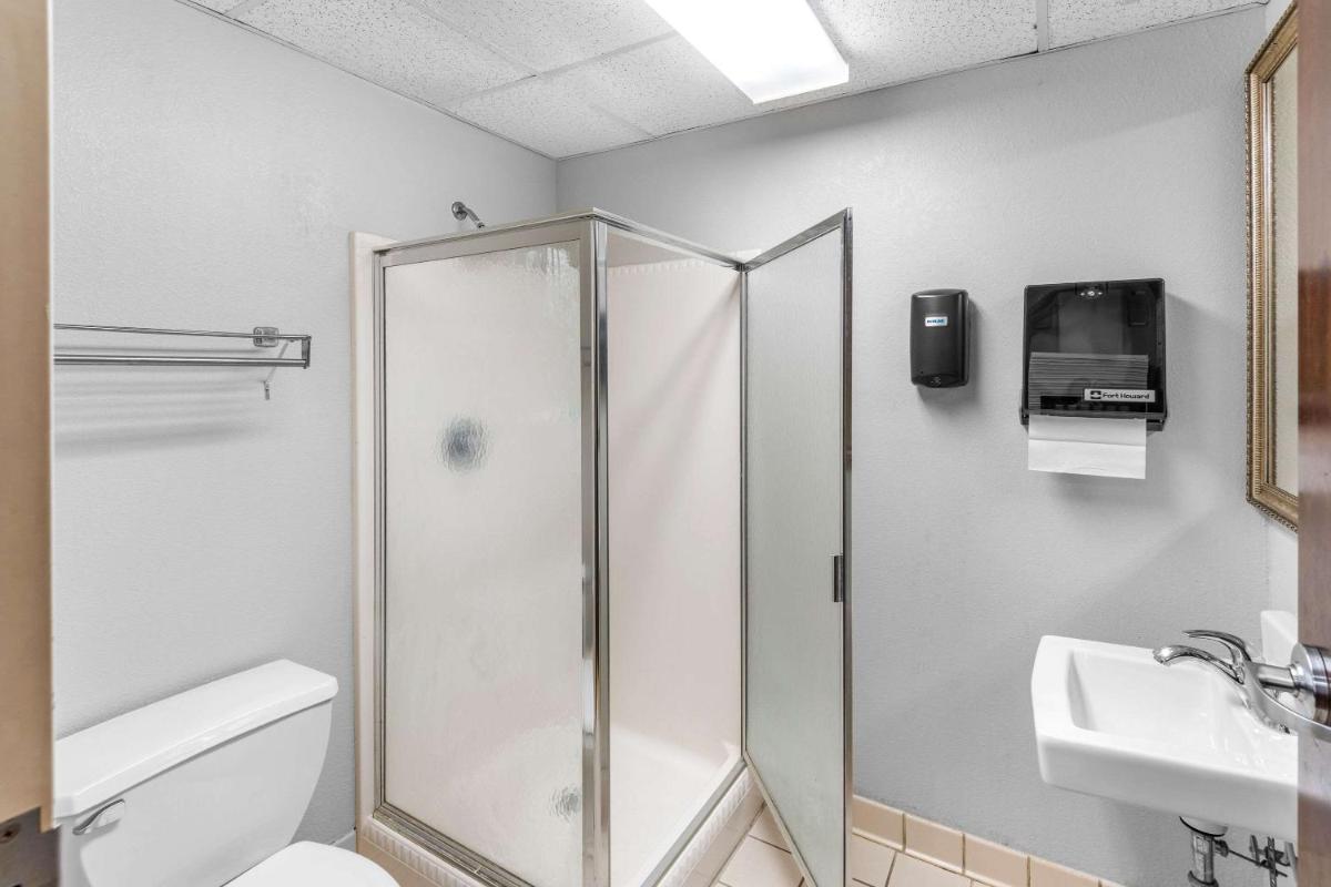 Clarion Inn & Suites Northwest - image 2