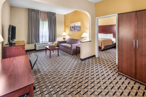 Clarion Inn & Suites Northwest - image 24