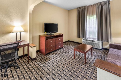 Clarion Inn & Suites Northwest - image 25