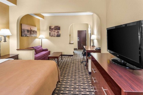 Clarion Inn & Suites Northwest - image 31