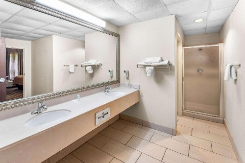 Clarion Inn & Suites Northwest - image 32