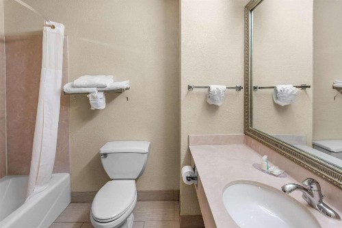 Clarion Inn & Suites Northwest - image 4