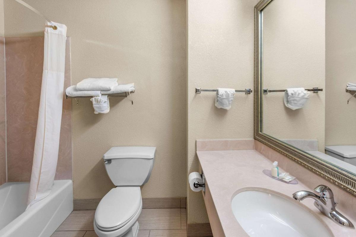 Clarion Inn & Suites Northwest - image 4