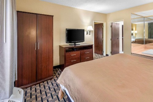 Clarion Inn & Suites Northwest - image 40