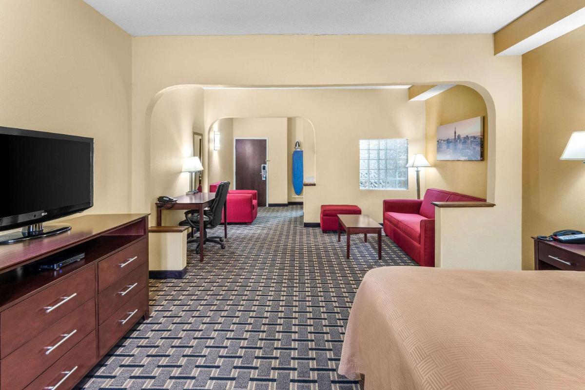 Clarion Inn & Suites Northwest - image 5