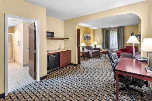 Clarion Inn & Suites Northwest - image 7
