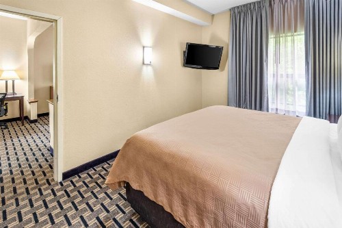 Clarion Inn & Suites Northwest - image 8