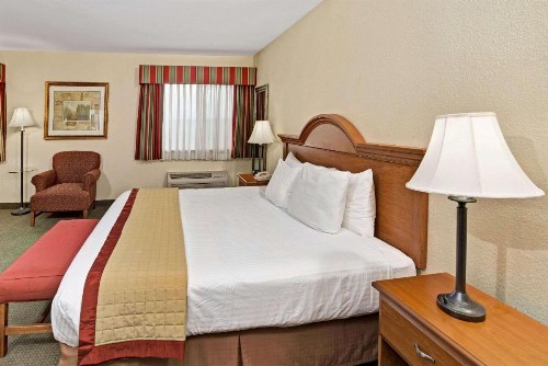 Baymont by Wyndham Indianapolis - image 10