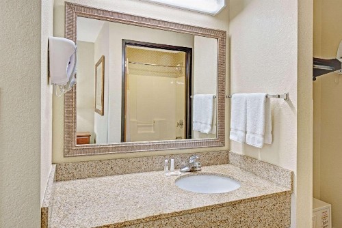 Baymont by Wyndham Indianapolis - image 15