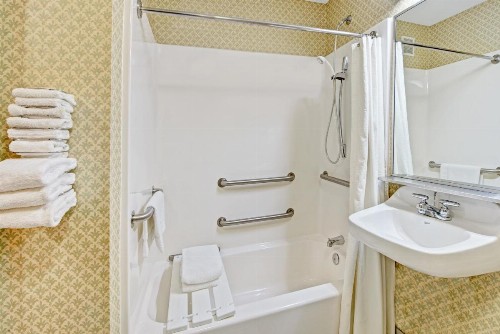 Baymont by Wyndham Indianapolis - image 3