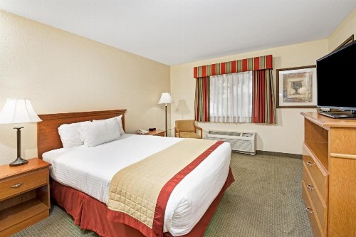 Baymont by Wyndham Indianapolis - image 8