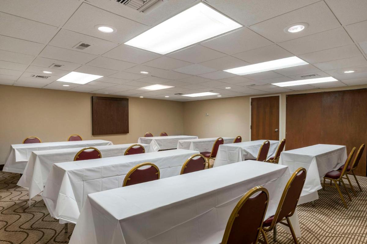 Comfort Inn & Suites North at the Pyramids - image 2