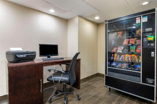 Comfort Inn & Suites North at the Pyramids - image 38
