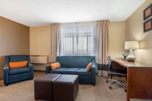 Comfort Inn & Suites North at the Pyramids - image 9