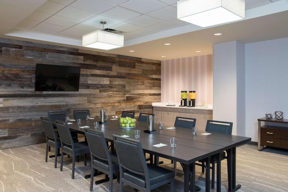 Home2 Suites by Hilton Indianapolis Downtown - image 2