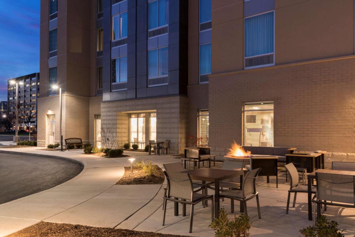 Hampton Inn & Suites Indianapolis-Keystone IN - image 2