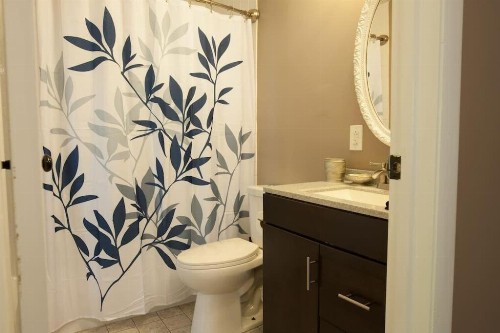 Trendy home in great location - image 9