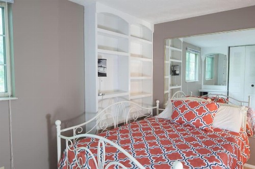 Trendy home in great location - image 10